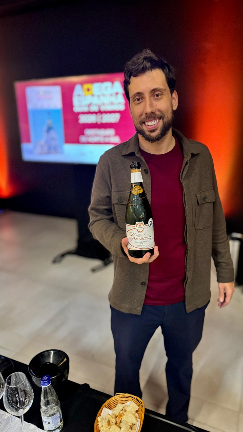 Pedro Fadanelli segurando uma garrafa de Gramona